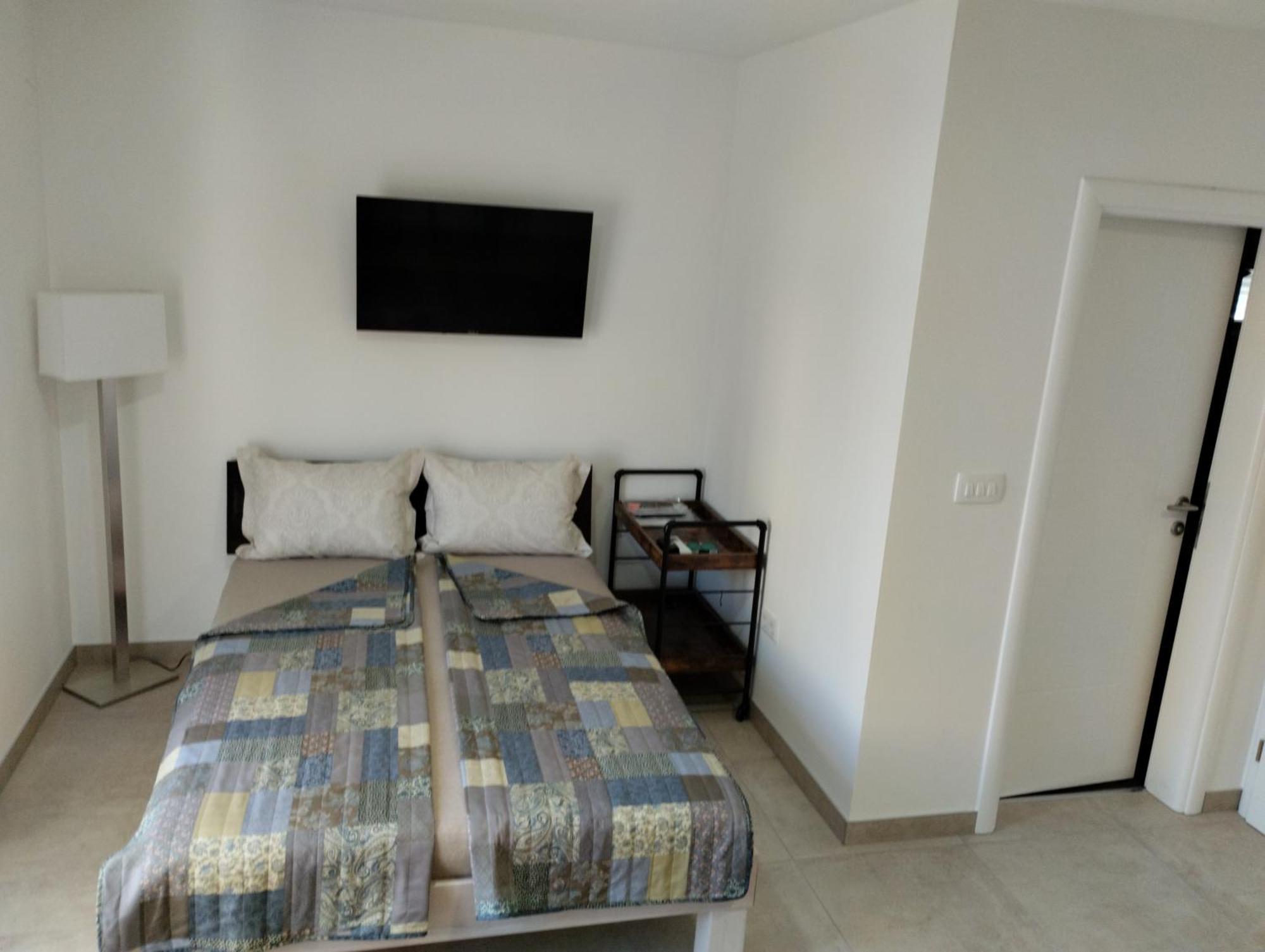 Iris Apartman Ivanica Kültér fotó